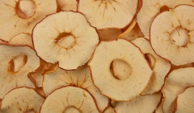 Perakende ekran üzerinde kurumuş çıtır elma cipslerini kapat, üst görünümü tam üstüne çıkar.