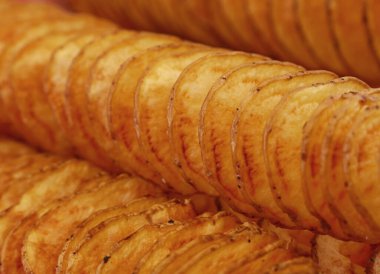 Derisi yakın, düşük açılı, seçici odaklı doğal kızarmış patates cipsi.