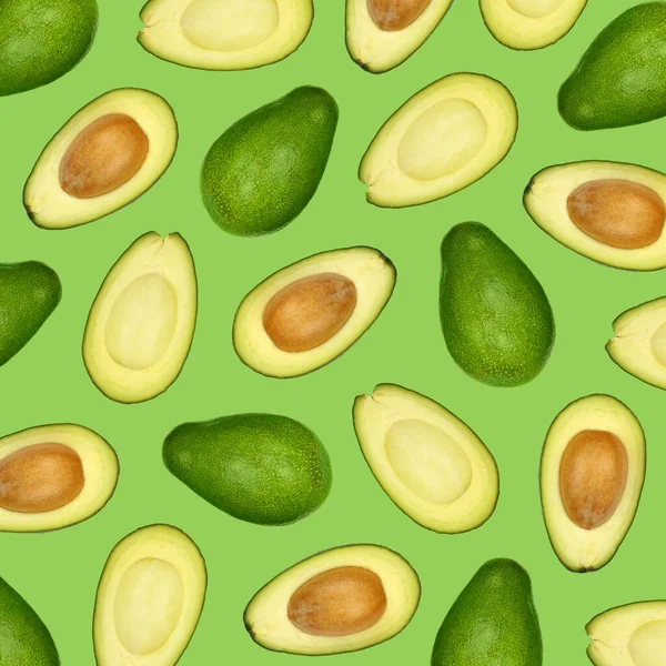 Patroon Van Verse Halvemaansnede Hele Avocado Groene Ondergrond — Stockfoto