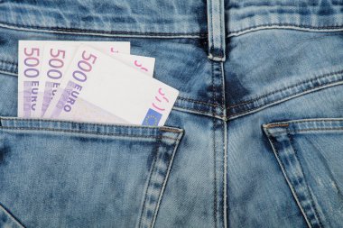 500 Euro 'luk banknotları kot pantolon arka cebine, düşük açılı görüntüye kapat.