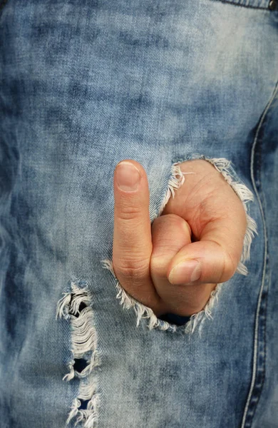 Närbild Man Hand Visar Oförskämd Förolämpande Finger Gest Jeans Rippa — Stockfoto