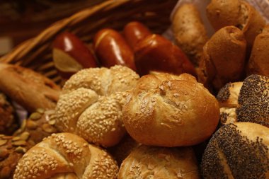 Birkaç çeşit taze ekmeği sepete koyup fırın ve yüksek açılı manzaranın perakendecisine koyun.