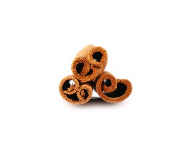 Beyaz arkaplanda izole edilmiş üç tarçın çubuğu yığını, düşük açılı görünüm