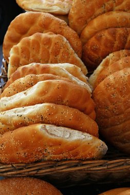 Fırın vitrininin perakende vitrininde birkaç taze ekmek somununu kapat, yüksek açılı görüş.