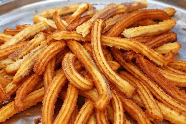 Tatlı taze churro tepsisini kapat, geleneksel İspanyol ya da Portekiz hamur hamuru abur cuburu pişir, yüksek açılı görüş.