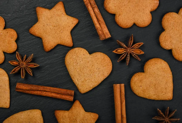 Cerca Corazón Estrellas Forma Galletas Jengibre Navidad Con Canela Especias — Foto de Stock