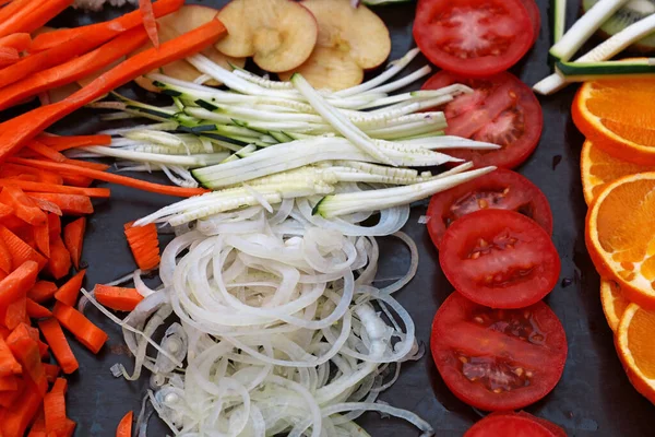 Primo Piano Verdure Fresche Tagliate Affettate Assortite Sul Piano Cottura — Foto Stock