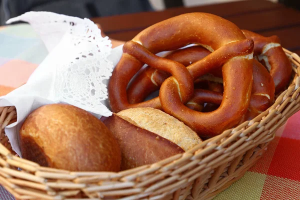 Закрыть Несколько Традиционных Немецких Крендельков Хлебные Узлы Свежие Булочки Хлебной — стоковое фото
