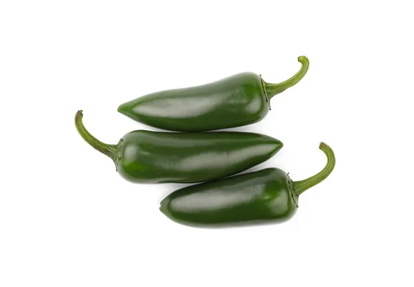 Nahaufnahme Einer Gruppe Von Drei Frischen Grünen Jalapeño Chilischoten Isoliert — Stockfoto