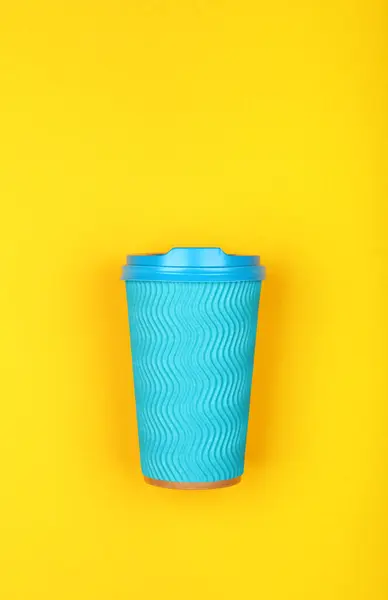 Закрыть Один Кривоватый Одноразовый Пастельно Голубой Бумажной Вынос Чашки Кофе — стоковое фото