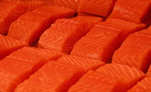 Close Several Fresh Raw Salmon Fish Filet Steaks Ice Retail — Stock Photo, Image