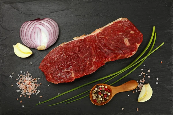 Bir Çiğ Biftek Kırmızı Baharatlar Ahşap Kepçe Içinde Biber Yeşil — Stok fotoğraf