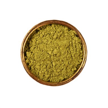 Bir kase dolusu kavrulmuş çiğ yeşil Arabika kahvesini kapayın. Beyaz arka planda izole edilmiş, üst manzaralı, tam üstte.