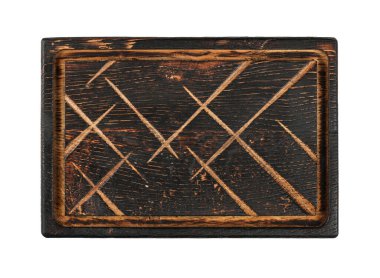 Yakılmış koyu renk meşe ağacından mutfak kesme tahtasına yakın beyaz arka planda bıçak kesiği izleri var.