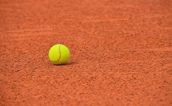 Cerca Una Bola Tenis Fieltro Amarillo Pista Tierra Arcilla Marrón —  Fotos de Stock