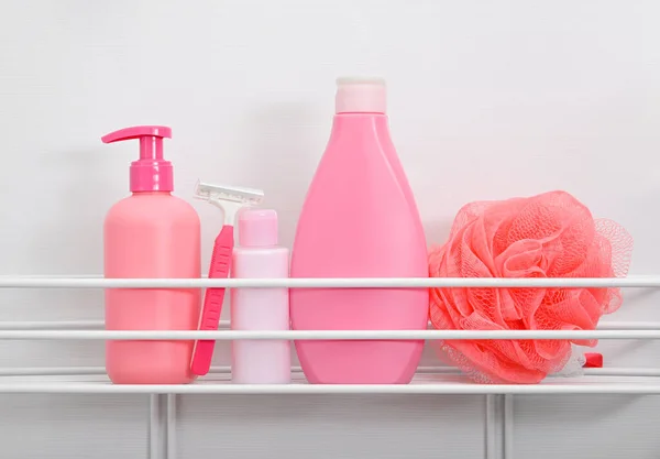 Zamknij Różowe Butelki Pielęgnacji Urody Higieny Osobistej Zestaw Golenia Kobiety — Zdjęcie stockowe
