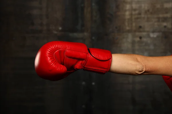 Donna Mano Rosso Guanto Boxe Punzonatura Sfondo Scuro Primo Piano — Foto Stock