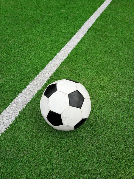 Feche Uma Bola Futebol Preto Branco Sobre Relva Artificial Verde — Fotografia de Stock