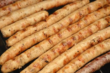 Izgarada et sosisi pişirip, tüttürüp, kızartıyoruz.