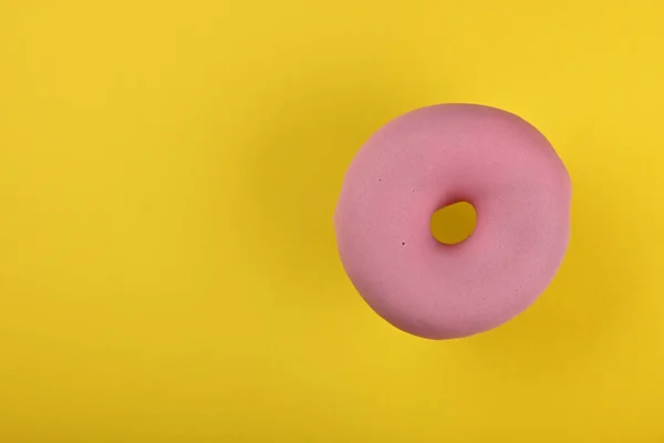 Cerca Anillo Rosado Esmaltado Donut Sobre Fondo Amarillo Vista Superior —  Fotos de Stock