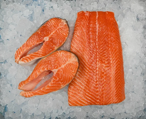 Close Fresh Raw Salmon Fish Fillet Steaks Background Crushed Ice — Stock Photo, Image