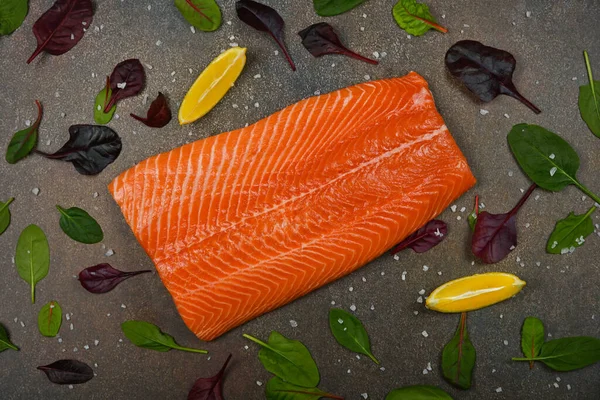 Närbild Färsk Lax Fiskfilé Bordet Med Kökskniv Citron Kilar Och — Stockfoto