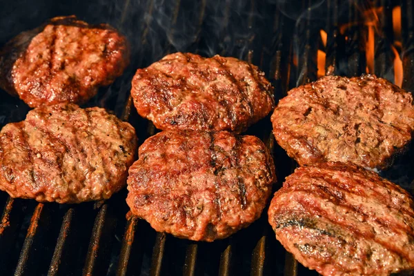 Close Queimando Fumando Carne Vaca Carne Porco Churrasco Hambúrgueres Para — Fotografia de Stock