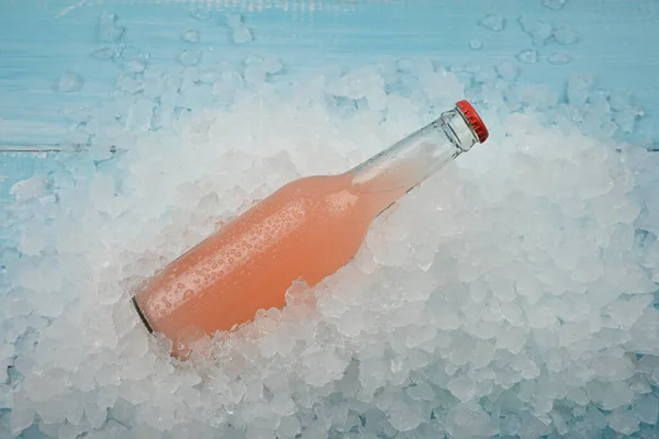 Cierre Una Botella Vidrio Cóctel Pomelo Rosa Frío Sobre Hielo — Foto de Stock