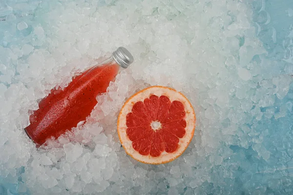 Κλείστε Ένα Γυάλινο Μπουκάλι Κρύο Κόκκινο Χυμό Κοκτέιλ Ποτό Σπόρους — Φωτογραφία Αρχείου