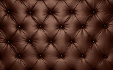 Koyu kahverengi kapiton, hakiki deri, retro Chesterfield tarzı yumuşak döşenmiş mobilyalar, derin elmas desenli ve düğmeli.