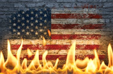 Yanan dünyanın sembolü olarak yanan Amerikan bayrağıyla duvarı kapatın, tehlike, siyasi, ekonomik kriz veya pandemik