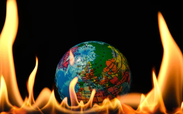 Fermer Globe Terrestre Flammes Comme Symbole Monde Feu Danger Crise — Photo