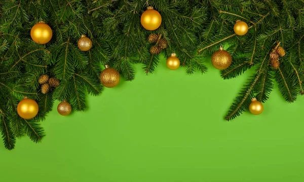 Close Abeto Fresco Pinho Ramos Árvore Natal Decorados Com Cones — Fotografia de Stock
