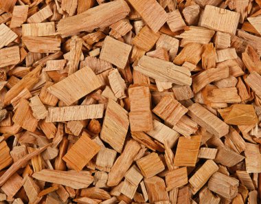 Yiyecek, sigara ve yemek pişirmek için ahşap alder çiplerinin arka plan kalıbını kapat. Üst görünümü doğrudan yukarı çıkar.