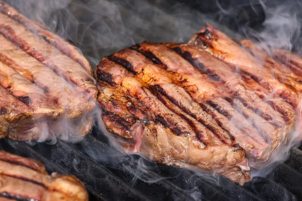 Chiudi Bruciando Fumando Bistecche Manzo Ribeye Sul Fuoco Aperto Griglia — Foto Stock