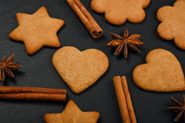 Cerca Corazón Estrellas Forma Galletas Jengibre Navidad Con Canela Especias — Foto de Stock