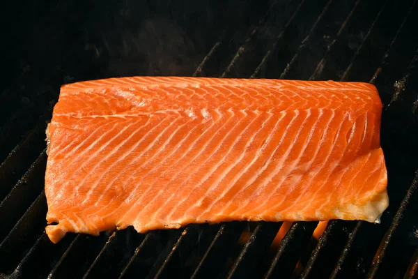 Close Searing Smoking Salmon Fish Fillet Open Fire Outdoor Grill — Stock Photo, Image