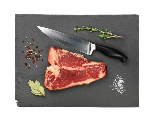 Siyah Tahtada Pirzola Kemikli Mermer Bifteği Kapayın Bıçak Baharatlarla Dolu — Stok fotoğraf