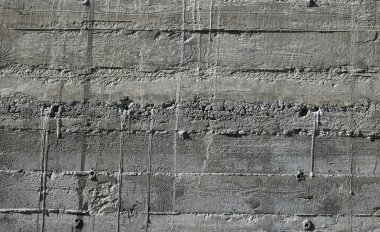 Beton duvar ahşap desenli etkilemek ahşap formu kurulu perde ve çimento sarkmalar ile