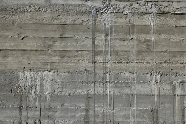 Beton duvar ahşap desenli etkilemek ahşap formu kurulu perde ve çimento sarkmalar ile