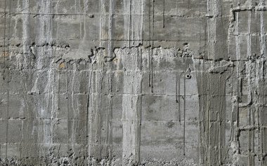 Beton duvar ahşap desenli etkilemek ahşap formu kurulu perde ve çimento sarkmalar ile