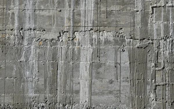 Parede de concreto com padrão de madeira impressionar a partir de madeira forma placa obturação e com sags de cimento — Fotografia de Stock