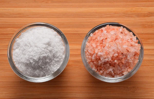 Choose your salt - Himalayan or rock salt (top view, point of view) on wooden bamboo background — Stockfoto