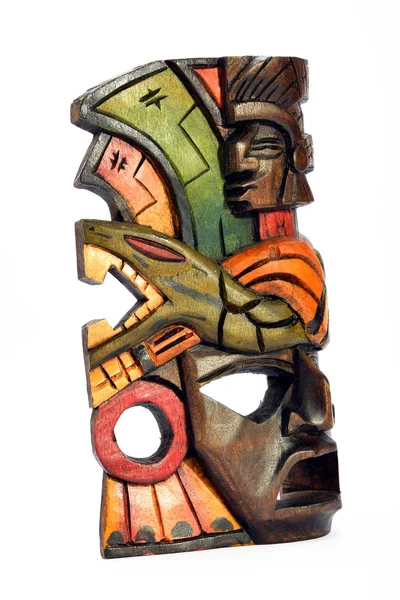 Индийская ацтекская деревянная маска с анакондой и ягуаром на белом фоне — стоковое фото