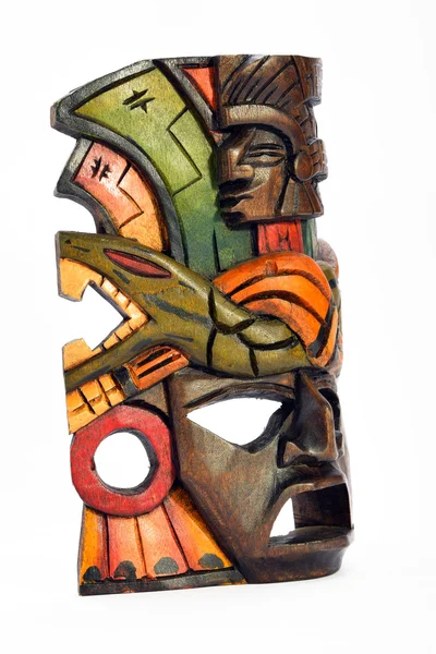 Индийская ацтекская деревянная маска с анакондой и ягуаром на белом фоне — стоковое фото