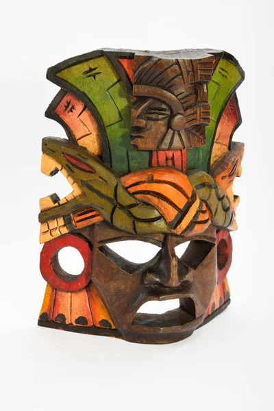 Máscara de madeira maia asteca indiana com anaconda e onça-pintada isolada sobre fundo branco — Fotografia de Stock