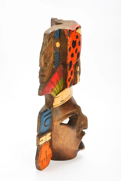 Máscara pintada de madera india maya azteca con jaguar rugiente y perfiles humanos aislados sobre fondo blanco — Foto de Stock