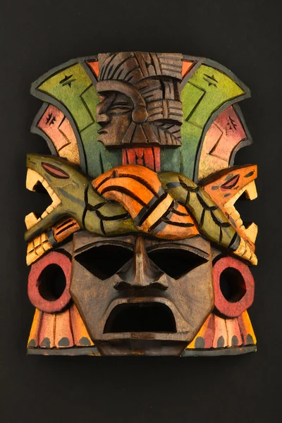 Masque indien Maya Aztèque sculpté en bois peint isolé sur noir — Photo