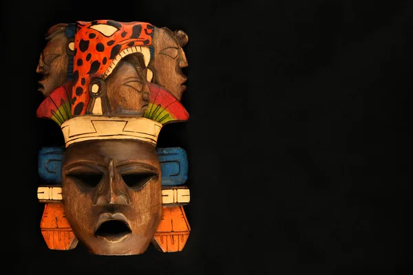 Maschera indiana Maya Azteca in legno intagliato dipinto isolato su nero — Foto Stock