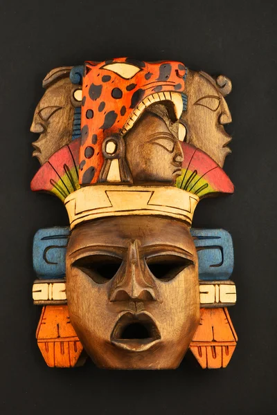 Masque indien Maya Aztèque sculpté en bois peint isolé sur noir — Photo